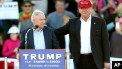 Donald Trump (derecha) junto al senador Jeff Sessions, republicano por Alabama, quien anunció públicamente su apoyo a Trump.