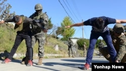 '2016 호국합동상륙훈련'에 참가한 미·한 해병대 민군작전 전담부대 장병들이 작전지역 내 유입되는 피난민 수용 및 인도적 지원에 대한 훈련을 실시하고 있다.