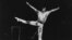 ARCHIVO - Rudolf Nureyev en "Fauno", 1978. Un episodio de la vida del bailarín está reflejado en la cinta "The white crow" en el que Nureyev solicita asilo en Francia. AP Foto/Jorge Fatauros, 1978.
