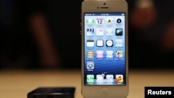 iPhone 5 saat diperkenalkan pada acara media di San Francisco, California (12/9). (Reuters/Beck Diefenbach)