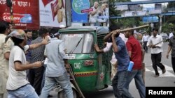 Para pendukung partai Jamaat-e-Islami marah di ibukota Dhaka, setelah keputusan hukuman mati bagi mantan tokoh Jamaat-e-Islami, Ghulam Azam di pengadilan Dhaka (15/7). 