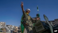 19일 시리아 락까 파라다이스광장에서 이슬람 수니파 무장조직 IS과 대항전에 참여했던 여자수비대(YPJ)가 승리를 자축하고 있다. 