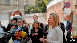 លោកស្រី ​Federica Mogherini ប្រធាន​ផ្នែក​គោលនយោបាយ​ការបរទេស​នៃ​សហភាពអឺរ៉ុប ថ្លែង​ទៅកាន់​អ្នក​យក​ព័ត៌មាន​នៅ​ខាង​មុខ​សណ្ឋាគារ Hotel Coburg ដែល​ជា​កន្លែង​រៀបចំកិច្ច​ចរចារបរមាណូអ៊ីរ៉ង់ ក្នុង​ទីក្រុងវីយែន ប្រទេសអូទ្រីស។