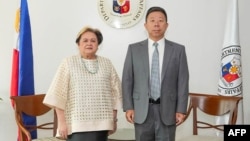 菲律宾外交部公布的照片显示，菲律宾外交部长玛丽亚·特蕾莎·拉扎罗(左)和中国驻菲律宾大使井泉在马尼拉外交部办公室会面。(2026年10月19日)