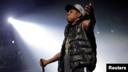 El cantante Jay-Z continúa alimentando su polémica visita a Cuba, junto a su esposa Beyoncé, criticada por algunos republicanos.