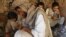 Sejumlah pecandu heroin dan sabu-sabu tampak di Kota Herat, Afghanistan, 18 Agustus 2009. (Foto: Behrouz Mehri/AFP)