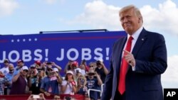El presidente Donald Trump arriva a un mítin organizado en el eropuerto Wittman, en Oshkosh, Wisconsin, el martes 17 de agosto de 2020.