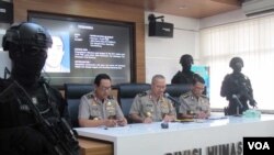 Kepala Divisi Humas Polri Irjen. Setyo Wasisto dalam konferensi pers di Mabes Polri Jakarta. (Foto: VOA/Fathiyah) 