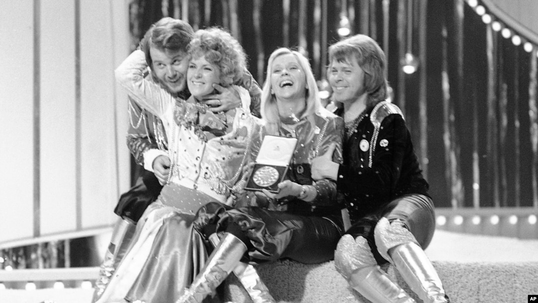 ARCHIVO - El grupo pop sueco ABBA celebra tras ganar el Concurso de la Canción Eurovision 1974 en el escenario en el Brighton Dome en Inglaterra con la canción "Waterloo", el 6 de abril de 1974.