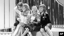 ARCHIVO - El grupo pop sueco ABBA celebra tras ganar el Concurso de la Canción Eurovision 1974 en el escenario en el Brighton Dome en Inglaterra con la canción "Waterloo", el 6 de abril de 1974.