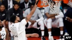 L'ailier fort de La Nouvelle-Orléans, Anthony Davis, ici en blanc, détient désormais le record de rebonds de sa franchise .