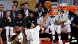 L'attaquant de l'équipe LeBron, Anthony Davis de la Nouvelle-Orléans, lors de la NBA All-Star, le 18 février 2018, à Los Angeles.