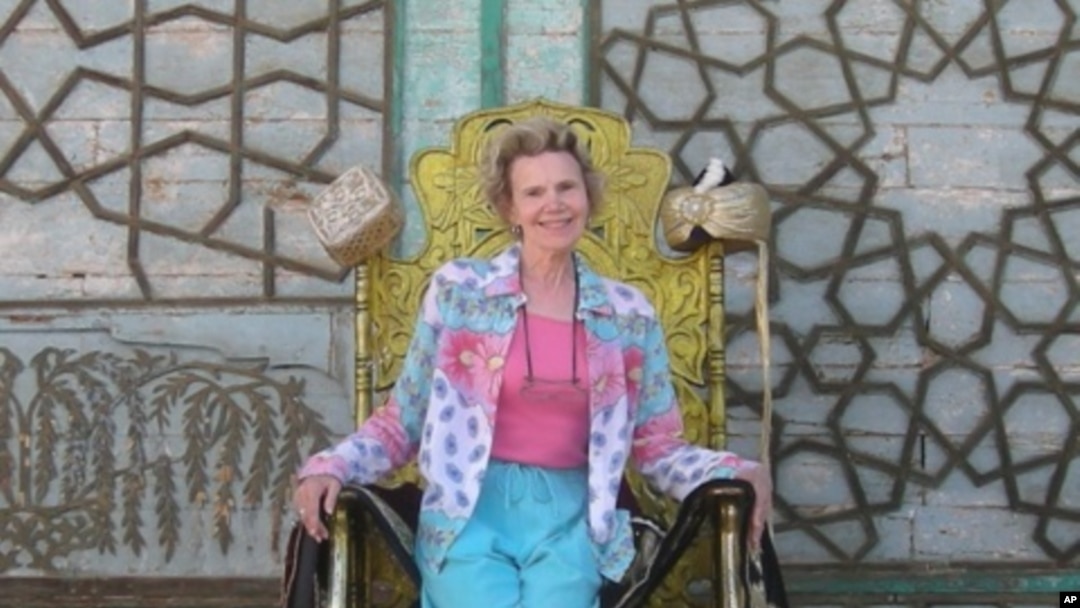 Judit Leytem (Judith Latham) Buxoro amiri taxtida, aprel 2012
