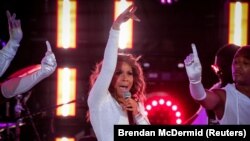 Penyanyi Deborah Cox tampil di NYC World Pride NYC 2019 dan Upacara Penutupan LGBTQ Stonewall ke-50 di Times Square di New York, AS, 30 Juni 2019, sebagai ilustrasi. (Foto: Reuters/Brendan McDermid)