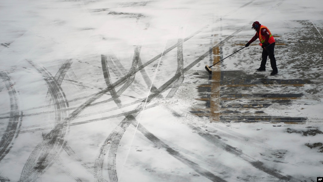 Radnik čisti sneg sa stajalištu piste na aerodromu Detroit Metropolitan Detroit Metropolitan Wayne okrugu u Romulusu, Michigan, 6. januara 2025.