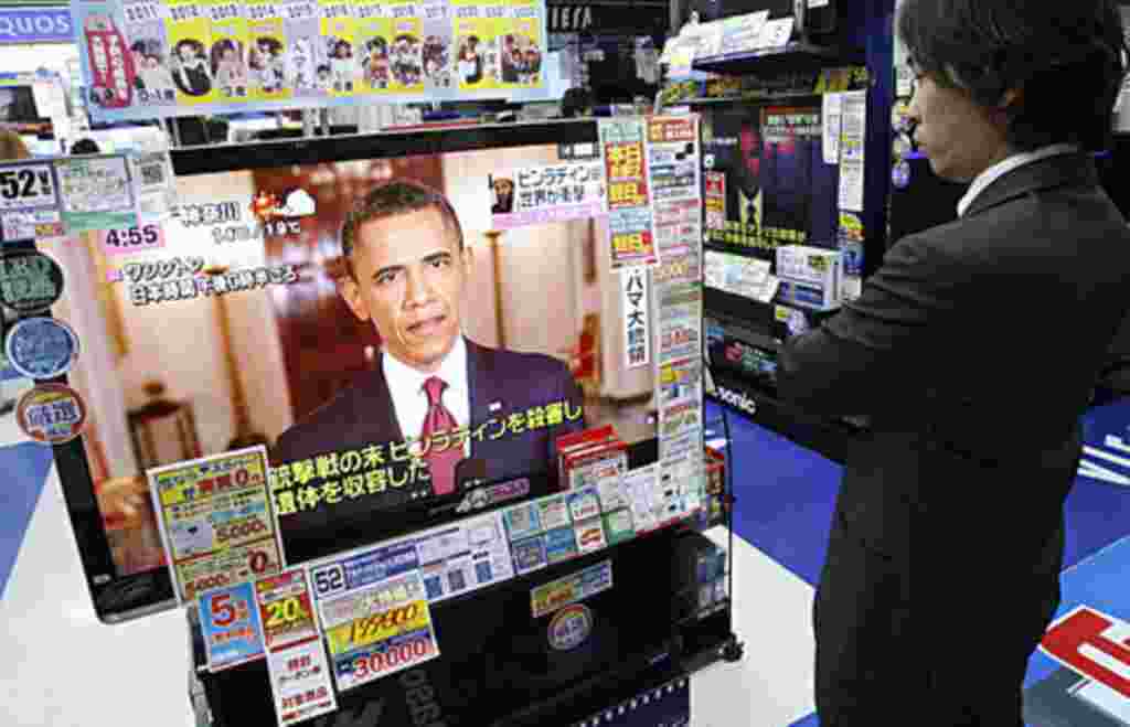A man watches a television showing the U.S. President Barack Obama addressing, at an electronic shop in Tokyo May 2, 2011. U.S. forces finally found al Qaeda leader Osama bin Laden not in the rugged mountains of Afghanistan's border, but in a million-doll