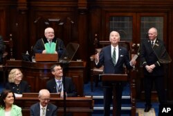 Presiden Joe Biden berbicara kepada anggota parlemen Irlandia di Leinster House, Dublin, Kamis, 13 April 2023. Seán Ó Fearghaíl, pembicara Dáil Éireann, majelis rendah parlemen Irlandia (kiri atas), mendengarkan. (Kenny Holston/The New York Times melalui AP, Pool)