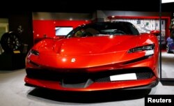 Mobil sport hybrid Ferrari SF90 Stradale terlihat di Auto Zurich Car Show di Zurich. (Foto: REUTERS/Arnd Wiegmann)