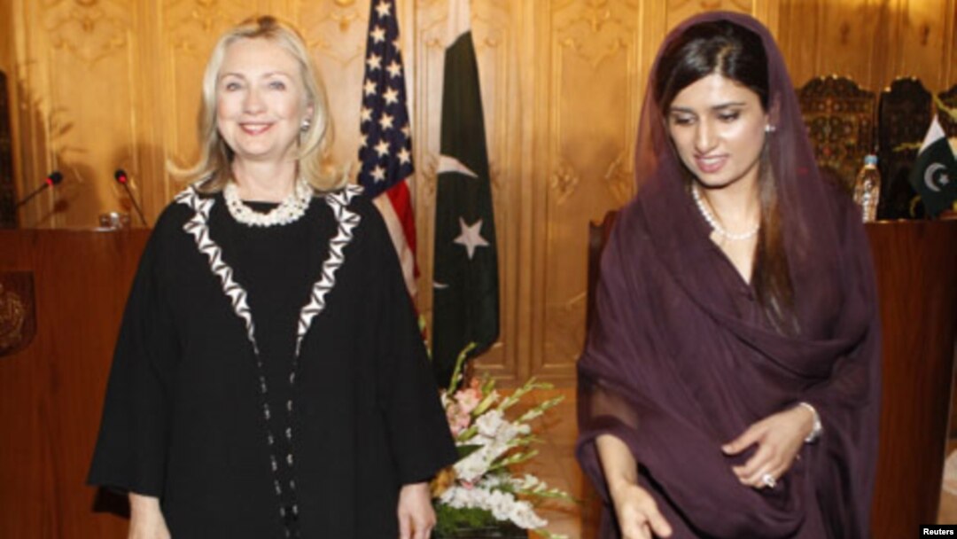 Menlu AS Hillary Clinton dan Menlu Pakistan Hina Rabbani Khar (foto: dok). Clinton berusaha memperkenalkan 'diplomasi mangga' untuk menghilangkan sentimen anti-AS di Pakistan.