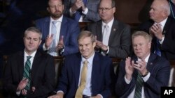 Los miembros de la Cámara aplauden al representante Jim Jordan, republicano por Ohio mientras los legisladores se reúnen para realizar una tercera votación para elegir a un presidente de la Cámara, en el Capitolio de Washington, el viernes 20 de octubre de 2023.