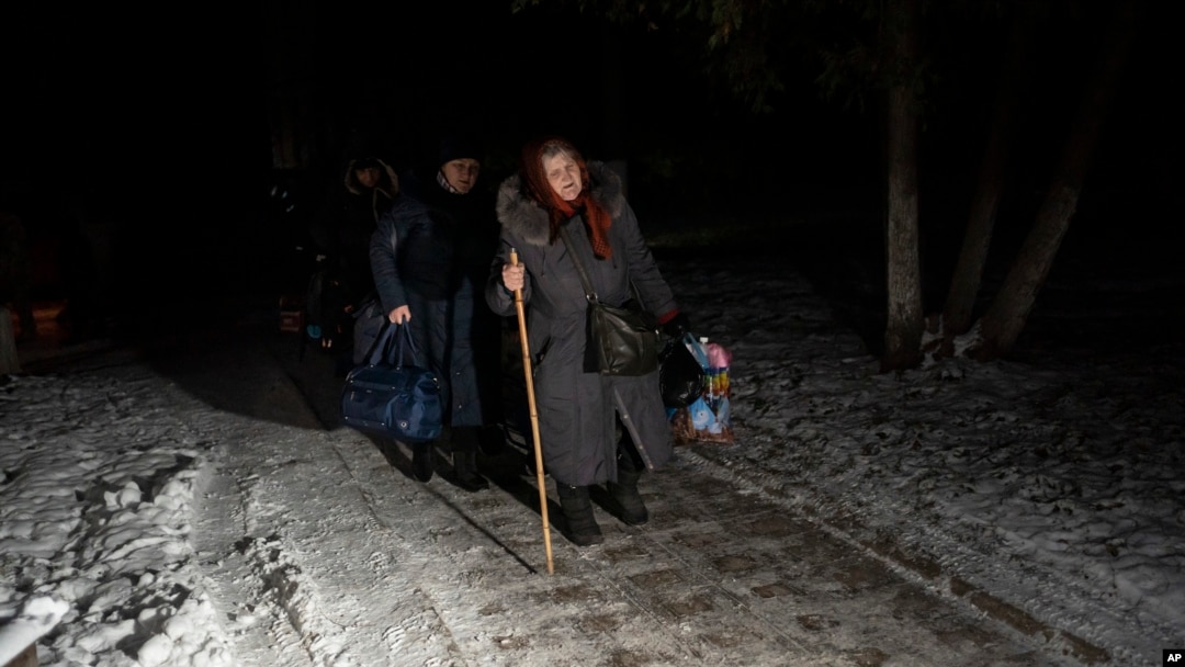 Žene sa prtljagom prelaze granicu sa Rusijom u ukrajinskom regionu Sumi (Foto: AP/Hanna Arhirova)