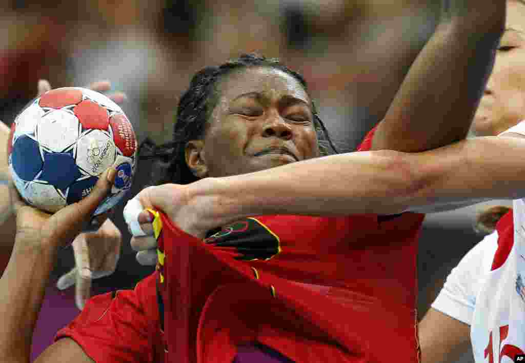 Marcelina Kiala de Angola, es marcada por la croata Andrea Penezic durante la ronda preliminar del balonmano femenino.