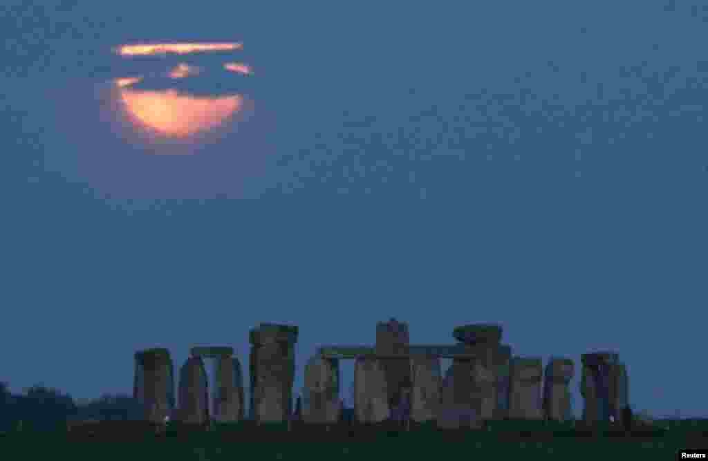 La superluna de sangre sobre el c&#237;rculo de piedra Stonehenge, en el Reino Unido.