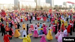 Severnokorejci plešu u Pjongjangu