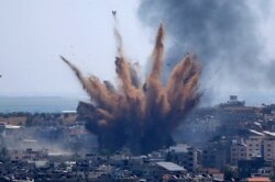 El humo se eleva tras ataques aéreos israelíes contra un edificio en la ciudad de Gaza, el jueves 13 de mayo de 2021.