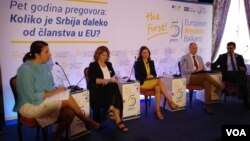 Konferencija "Pet godina pregovora: Koliko je Srbija daleko od članstva u EU", u organizaciji portala Juropian vestern Balkans: Ljubica Gojgić (voditeljka), Suzana Grubješić (EMS), Milena Lazarević (EPC), Vladimir Međak (EMS) i Srđan Majstorović (EPC), u sali Aero kluba u Beograd