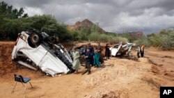 15일 미국 유타 주 힐데일 시에 내린 폭우로 파손 차량 주변에 주민들이 모여있다.