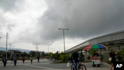 Varias personas caminan frente a una estación de metro tras un apagón que afectó a nivel nacional, en Quito, Ecuador, el miércoles 19 de junio de 2024. En algunos sectores, el corte de energía duró unos 20 minutos, en otras como Guayaquil, hasta cuatro horas. 