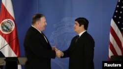 El secretario de Estado de Estados Unidos, Mike Pompeo, y el presidente de Costa Rica, Carlos Alvarado, se dan la mano después de una conferencia de prensa conjunta en la casa presidencial en San José, Costa Rica, el martes.