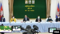 Officials from the Cambodian Ministry of Health and country representatives from the World Health Organization (WHO) held a joint press conference on the COVID-19 pandemic in Phnom Penh, Cambodia, April 20, 2020. (Kan Vicheika/VOA Khmer) 