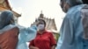 ထိုင်းနိုင်ငံ ဘန်ကောက်မြို့မှာ ကိုယ်အပူချိန်တိုင်းပေးနေတဲ့ ကျန်းမာရေးဝန်ထမ်းများ။ (မေ၊ ၀၆၊ ၂၀၂၀)