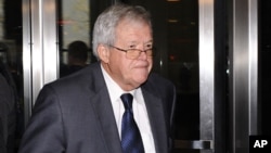 El expresidente de la Cámara de Representantes de EE.UU. Dennis Hastert saliendo de la corte federal en Chicago, el miércoles, 28 de ocutubre de 2015.
