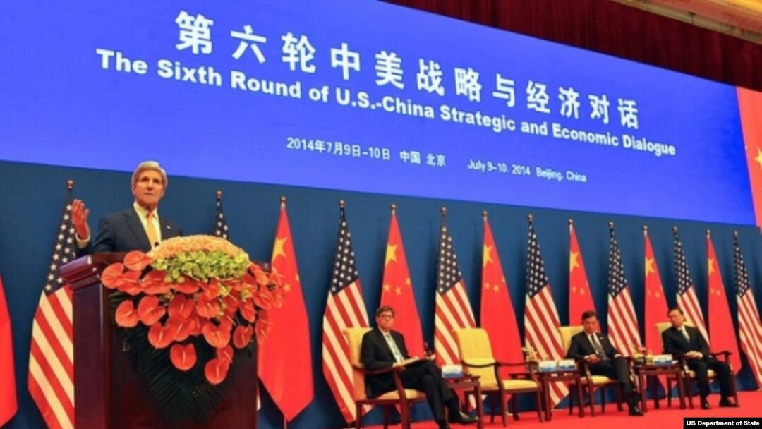 克里国务卿在第六轮美中战略与经济对话开幕式上讲话，旁边为美国财政部长和中国官员（照片来源：美国国务院）