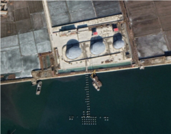 북한이 최근 완성한 유류탱크 3개. 그 앞으로 유조선 등이 접안할 수 있는 시설이 만들어지고 있다. 자료=Maxar Technologies / Google Earth
