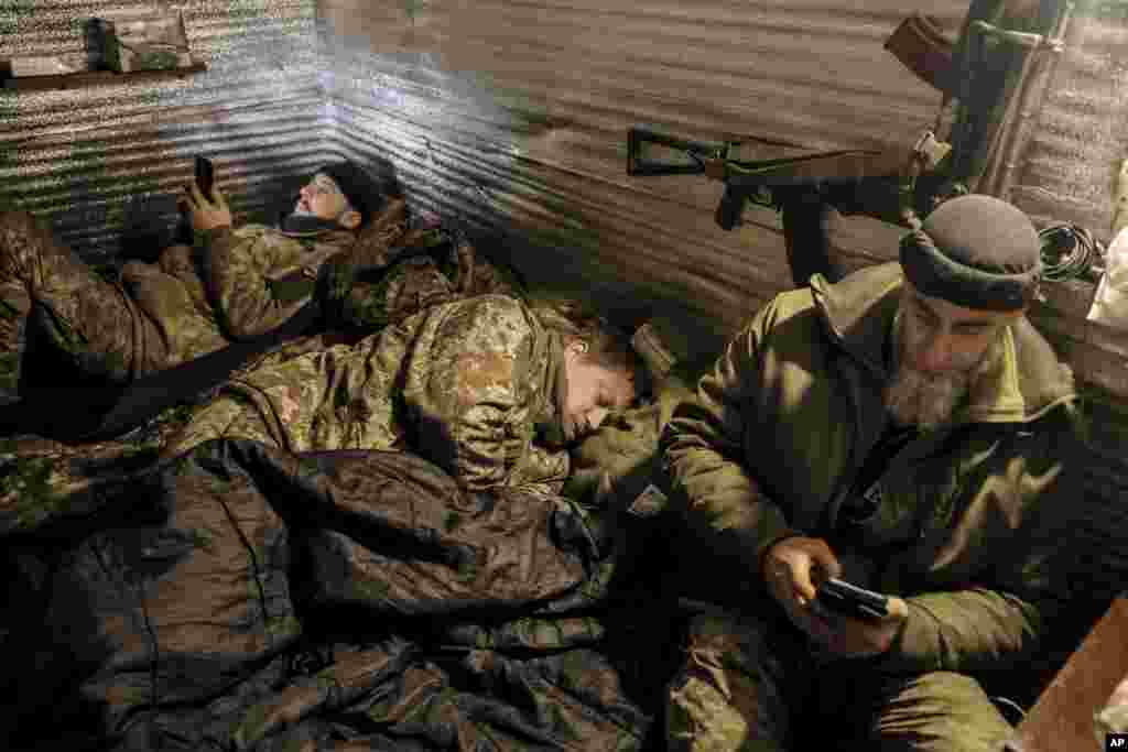 Miembros de la 24 Brigada Mecanizada descansan en un refugio en la línea del frente cerca de la ciudad de Chasiv Yar, en la región de Donetsk, Ucrania, el 12 de diciembre de 2024. (Oleg Petrasiuk/ 24 Brigada Mecanizada de Ucrania vía AP)