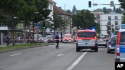 Las autoridades alemanas reportaron dos ataques: uno en Reutlingen donde un hombre sirio mató con un machete a una mujer, y el otro en Ansback, donde otro sirio se hizo estallar cerca de un concierto al aire libre.