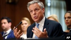 En una entrevista exclusiva con la Voz de América, en la que evalúa el estado de la relación entre Estados Unidos y Rusia, Huntsman dice que Trump ha seguido siendo consecuente en su estrategia hacia Rusia.