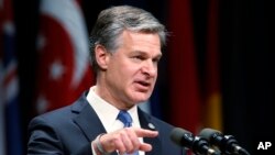 Umuyobozi w'ibiro vy'inyamiramabi FBI muri Reta zunze ubumwe z'Amerika, Christopher Wray.