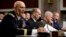 El general Raymond Odierno, jefe del ejército (izq.), y otros altos mandos militares de EE.UU. testificaron ante el Senado.