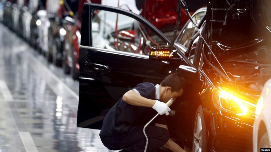Nhân viên làm việc trong một dây chuyền lắp ráp xe hơi Mercedes-Benz tại một nhà máy ở Bắc Kinh, ngày 31 Tháng 8, 2015.