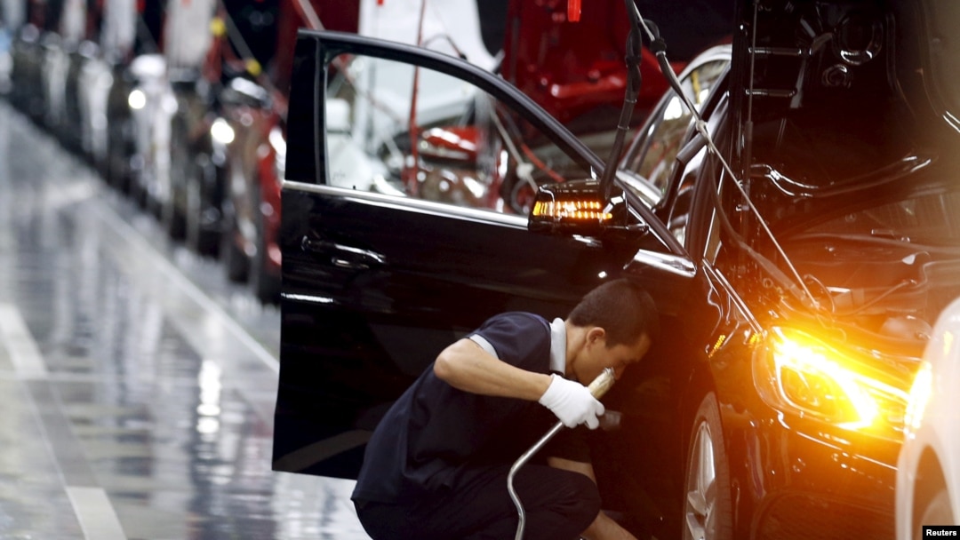 Pekerja perakitan mobil Mercedes-Benz di sebuah pabrik Beijing Benz Automotive Co. di Beijing. (Reuters/Kim Kyung-Hoon)
