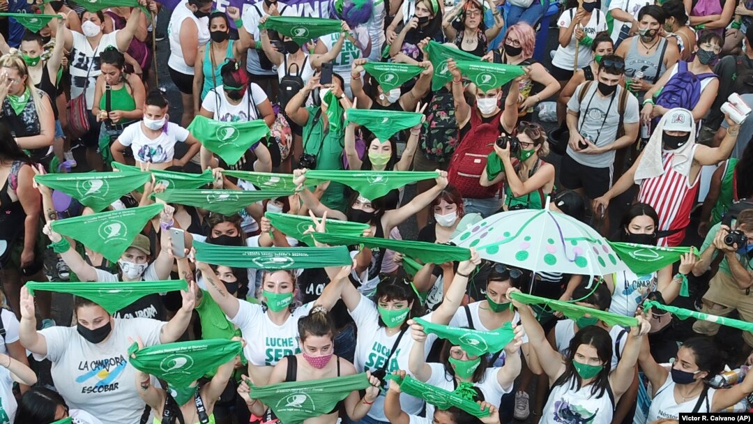 Para aktivis pro-aborsi berdemonstrasi di luar gedung Kongres Argentina di mana para legislator membahas rancangan undang-undang untuk mengesahkan aborsi, di Buenos Aires, Argentina, Selasa, 29 Desember 2020. (Foto: AP)