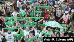 Para aktivis pro-aborsi berdemonstrasi di luar gedung Kongres Argentina di mana para legislator membahas rancangan undang-undang untuk mengesahkan aborsi, di Buenos Aires, Argentina, Selasa, 29 Desember 2020. (Foto: AP)