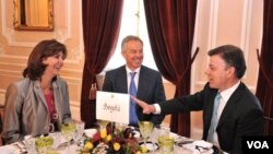 La canciller María Ángela Olguin compartió la mesa Bogotá con Tony Blair y el presidente Santos.