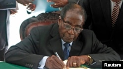 Tổng thống Zimbabwe Robert Mugabe ký ban hành tân hiến pháp