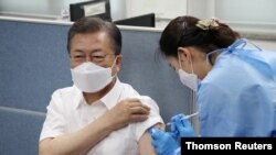 문재인 한국 대통령이 23일 서울 신종 코로나바이러스 백신 센터에서 영국이 개발한 아스트라제네카 백신을 접종했다. 